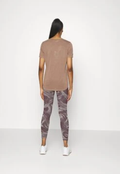 Athleta Breezy Scoop V Neck Tee - Camiseta Básica - Rustic Beige -ADIDAS Moda Tienda de ventas 007deeb39d484521bea6e294e016604b