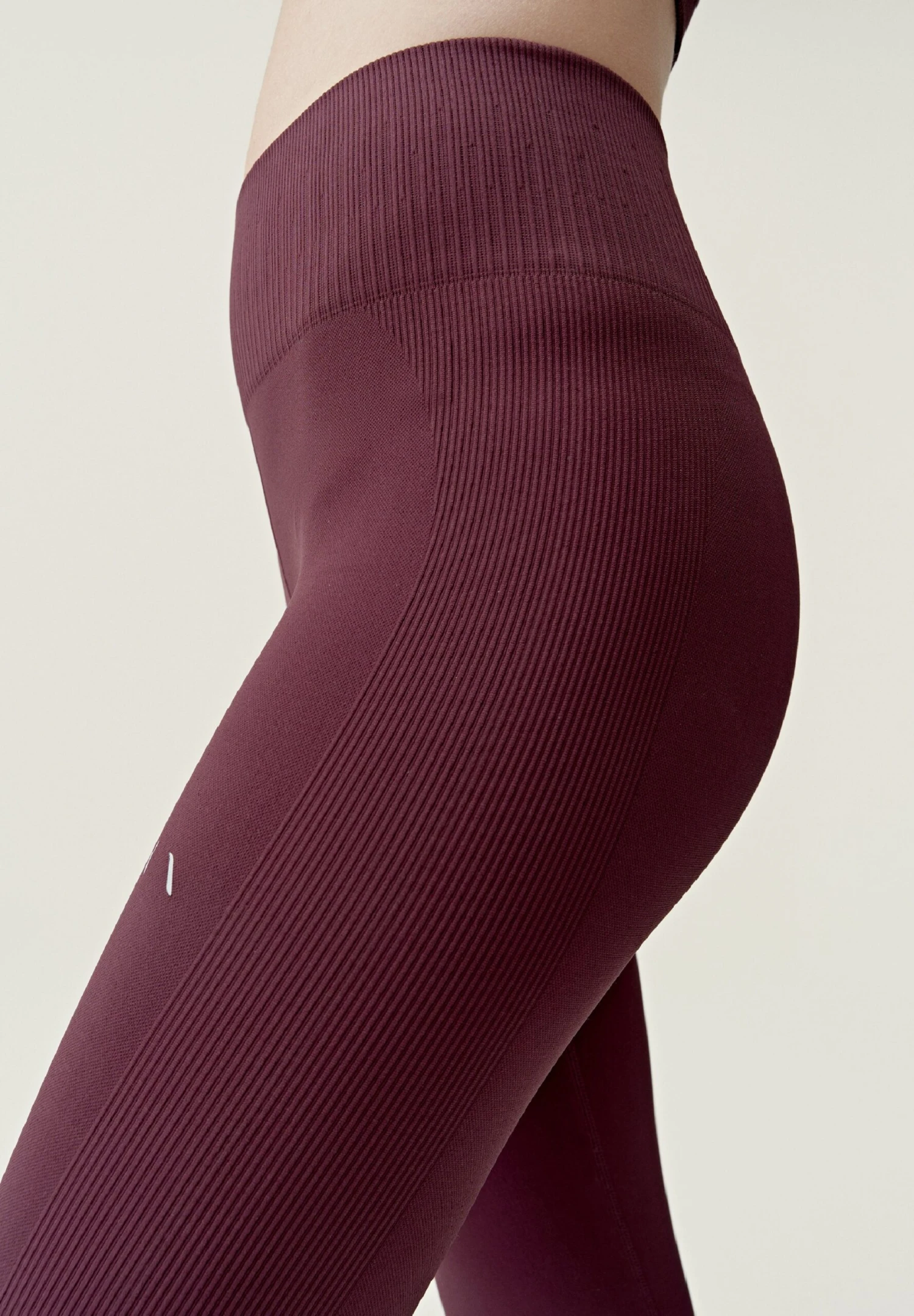 Born Living Yoga Naia - Medias - Dark Cherry 6 Born Living Yoga Naia - Medias - Dark Cherry - Imagen 4