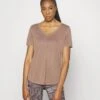 Athleta Breezy Scoop V Neck Tee - Camiseta Básica - Rustic Beige -ADIDAS Moda Tienda de ventas 16845381d18c41fb9a6007f4a9bb577d