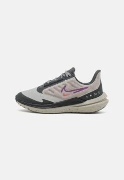 Nike Performance Wmns Air Winflo 9 Shield - Zapatillas De Running Neutras - Cobblestone/Vivid Purple/Dark Smoke Grey/Black/Metallic Silver/Universal Red