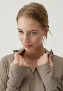 Born Living Yoga Airla - Chaqueta De Entrenamiento - Fossil -ADIDAS Moda Tienda de ventas 7eba0accb79e4c819a196b7ae5844aea