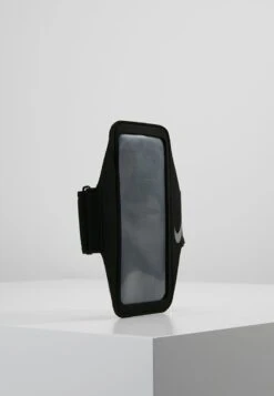 Nike Performance Lean Arm Band Plus Unisex - Otros Accesorios - Black/Black/Silver -ADIDAS Moda Tienda de ventas 8459e6079f5442ad903b91e6700b6586