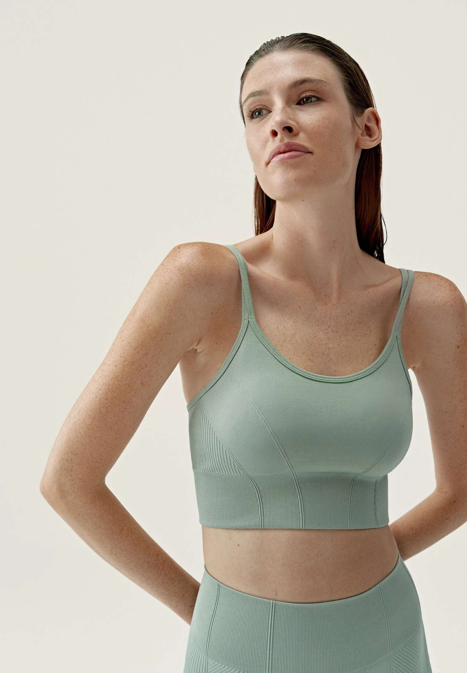 Born Living Yoga Sujetadores Deportivos Con Sujeción Ligera - Verde 3 Born Living Yoga Sujetadores Deportivos Con Sujeción Ligera - Verde