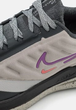 Nike Performance Wmns Air Winflo 9 Shield - Zapatillas De Running Neutras - Cobblestone/Vivid Purple/Dark Smoke Grey/Black/Metallic Silver/Universal Red -ADIDAS Moda Tienda de ventas fbb678ff752044d9afc83c012e28b033